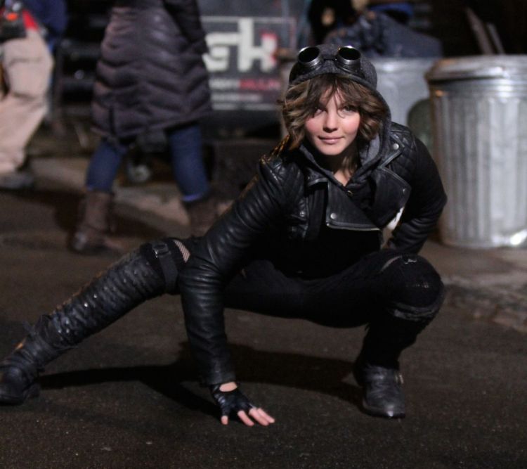 camren-bicondova-gotham-tv-series-set-photos-in-downtown-manhattan-nyc_1.jpg
